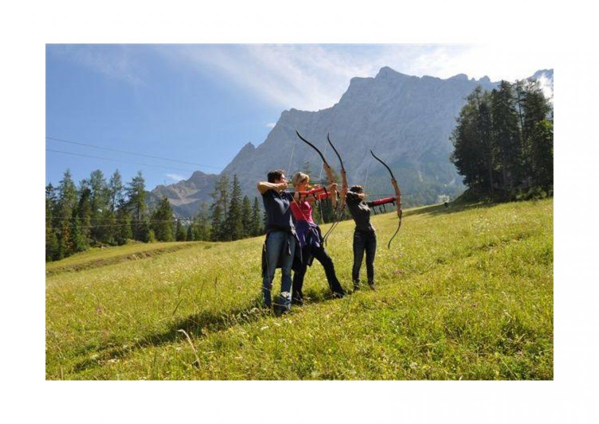 bogenschiessen-mit-blick-auf-den-wetterstein_229021.jpeg
